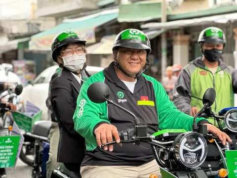 Đấu với SM Bike của ông Phạm Nhật Vượng, Gojek bắt tay Selex Motors thử nghiệm chở khách, giao hàng bằng xe máy điện