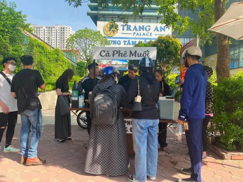 Đoạn đường 100m có tới 4 xe đẩy bán cà phê: Chỉ vài chục triệu là có thể khởi nghiệp, "ông lớn" Highlands Coffee, The Coffee House,.. vẫn đứng ngoài cuộc