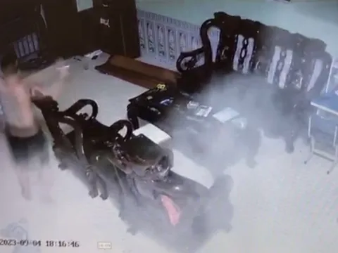 Cảnh sát đá bay bật lửa trên tay thanh niên đổ xăng ra nhà người yêu định tự thiêu