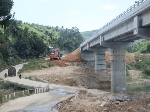 Đề nghị kiểm tra, xử lý việc dùng đất trái phép làm 2 cây cầu ở Quảng Nam