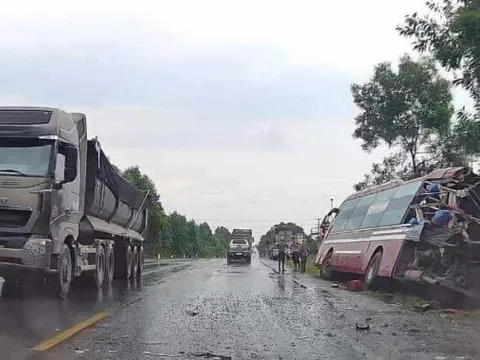 Xe đầu kéo đâm ô tô khách biến dạng, nhiều người bị thương