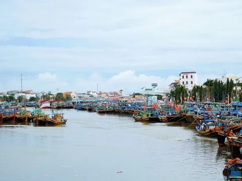 Bình Thuận: Một thuyền viên đang đánh bắt cá rơi xuống biển mất tích