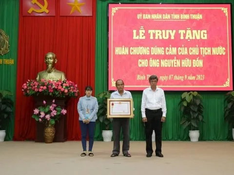 Truy tặng Huân chương dũng cảm cho người lao vào đám cháy cứu người