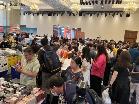 Rầm rộ kích cầu từ hàng hiệu đến bình dân