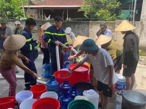 Hà Tĩnh: Điều động xe chữa cháy chở nước cho hàng trăm hộ dân