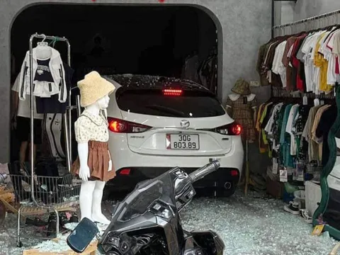 Đằng sau những bức ảnh TNGT: Nghi nhầm chân ga – Mazda3 lao thẳng vào cửa hàng quần áo