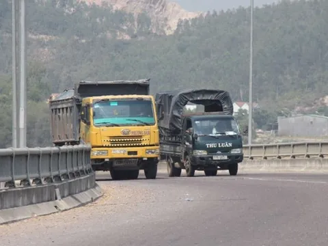 Có được vượt xe khác khi đang đi trên cầu?