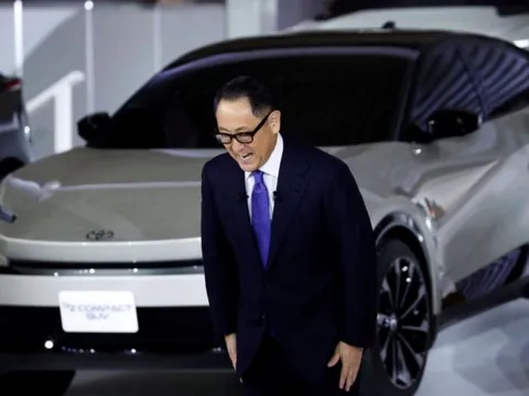 Toyota - Từ ‘hạt nhân ngành ô tô’ đến cái cúi đầu chịu thua vì xe điện: Khách hàng trung thành rời đi, phải 'cắp sách' học Tesla, BYD