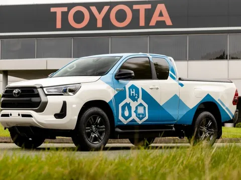 Toyota Hilux bản lạ: Chung công nghệ mẫu xe nạp đầy đi hơn 1300km, thứ thải ra uống được