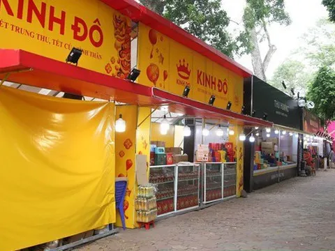 Quầy bánh trung thu tạm bợ dọc vỉa hè Hà Nội vắng vẻ chờ khách