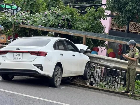 Đằng sau những bức ảnh TNGT: Bị xe bus "vuốt má" - KIA Cerato đâm vào lan can, vỡ nát toàn bộ đầu xe