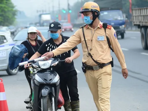 Không vi phạm giao thông, cảnh sát giao thông có được phép dừng xe?