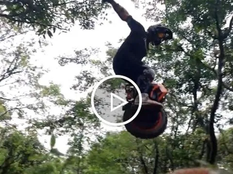 Xe điện một bánh vượt địa hình, chạy được 120 km