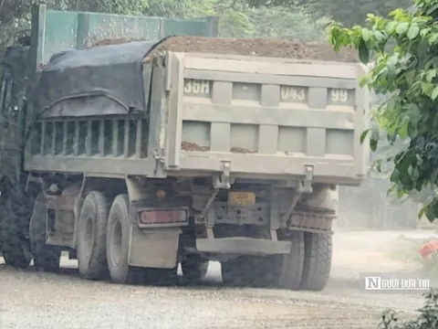 Howo cơi nới thành thùng, không bịt bạt khiến dân ngộp thở vì bụi