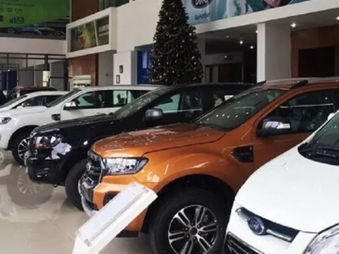 Kích cầu tiêu dùng cuối năm, các hãng xe đua nhau giảm giá