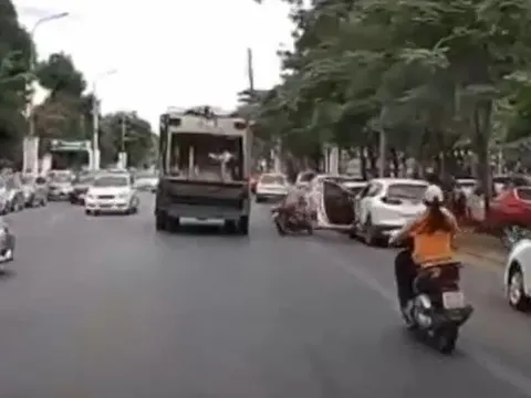 Tài xế mở cửa ôtô bất cẩn, người phụ nữ đi xe máy chết thảm