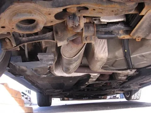 Vì sao nên soi gầm ô tô trước khi khởi hành?