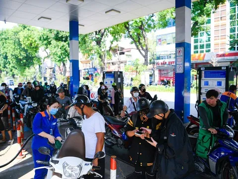 Giá xăng "đứng yên" sau 6 lần tăng liên tiếp