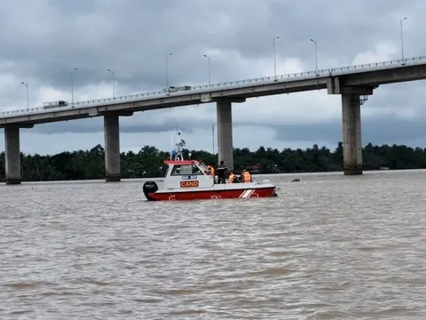 Tìm được thi thể cháu bé trong vụ nghi mẹ ôm con nhảy cầu ở Trà Vinh