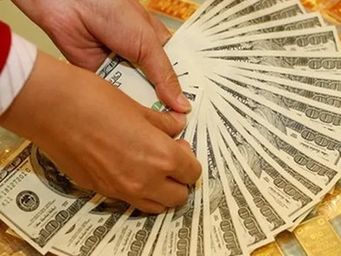 Giá vàng cao chót vót, USD bật tăng
