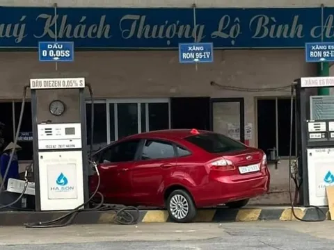 Đằng sau những bức ảnh TNGT: Vội đổ xăng, Ford Fiesta lao vào "hạ gục" trụ bơm