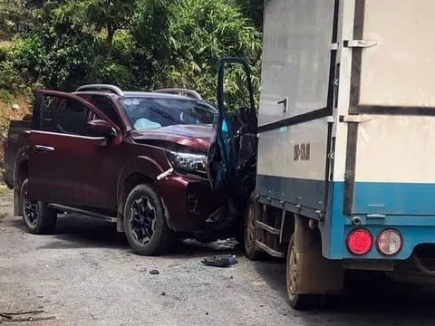 Đằng sau những bức ảnh TNGT: Đổ đèo không làm chủ tốc độ, Nissan Navara đâm trực diện xe tải