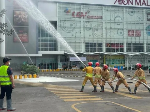 Diễn tập chữa cháy tại trung tâm thương mại đông người