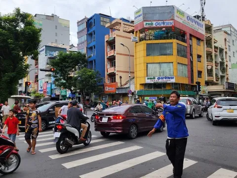 Giao thông khu vực trung tâm TP HCM rối loạn vì đám cháy
