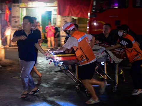 Cháy chung cư mini ở Hà Nội: "Tại sao mẹ lại tìm thấy con ở đây?"