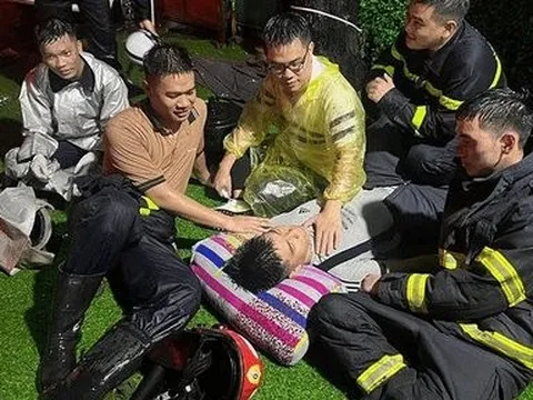 Cảnh sát trắng đêm, kiệt sức cứu người trong vụ cháy chung cư mini ở Hà Nội