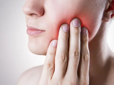 Từ ca bệnh phát hiện ung thư miệng khi bị đau răng, tiến sĩ Anh chỉ ra 4 dấu hiệu ‘cảnh báo đỏ’