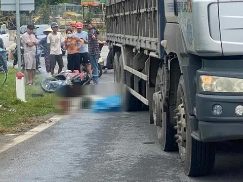 Va chạm xe tải, 2 người phụ nữ đi xe máy bị cán thương vong