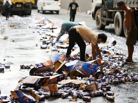 Hàng trăm thùng bia đổ như mưa xuống hầm chui ngã tư Vũng Tàu