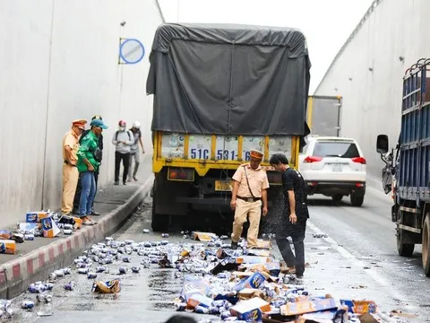 Đồng Nai: Hàng trăm thùng bia bị đổ xuống đường tại hầm chui