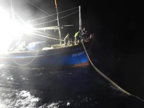 Tàu Hải quân 408 lai kéo tàu cá Phú Yên bị hỏng bánh lái trên biển