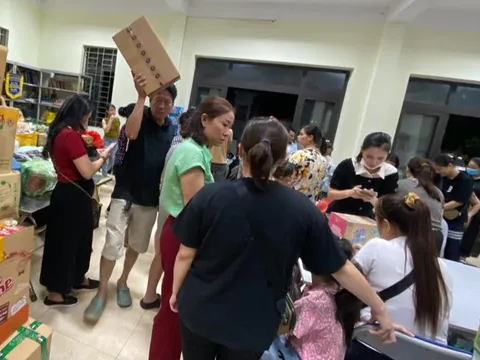 Ấm áp tình người trong vụ cháy chung cư mini ở Hà Nội