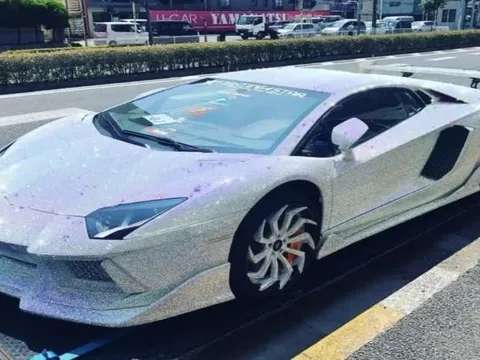 Siêu xe "bò mộng" dát hơn 1,35 triệu viên pha lê, chi phí độ xe đã gần bằng giá mua một chiếc xe mới, chủ nhân được mệnh danh là "vua độ xe của Tokyo"