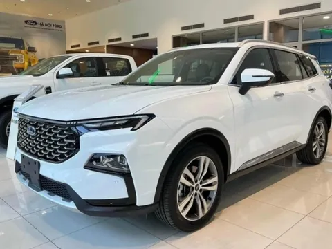 Nhiều mẫu ô tô đua nhau giảm giá hàng trăm triệu đồng trong tháng 9