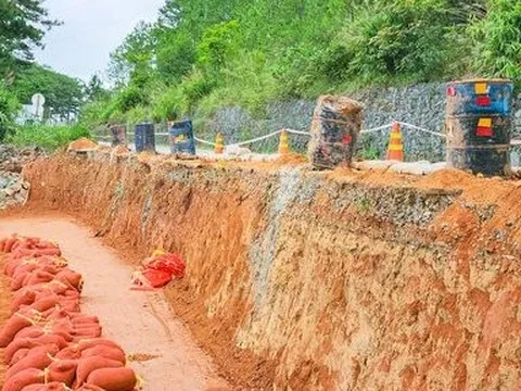 Lâm Đồng: Khắc phục sạt lở trên QL27C tuyến Đà Lạt - Nha Trang