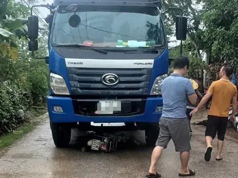 Trên đường đi học, hai nam sinh tử vong thương tâm sau va chạm xe tải