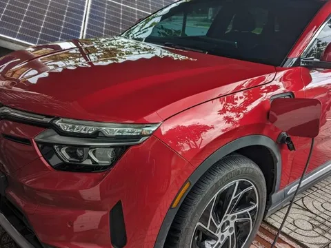 Chủ xe VinFast VF 8 tự làm sạc điện mặt trời: Mỗi ngày đi gần 40km, tiết kiệm 1,8 triệu/tháng tiền điện