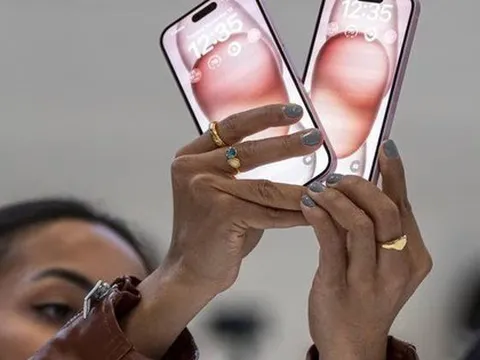 Cứ chê "mua chỉ phí tiền", nhưng đây là thứ iPhone 15 làm được còn điện thoại mà bạn đang cầm thì không!