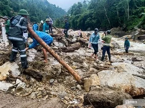 Hành quân bộ hơn 4km để cứu nạn, cứu hộ sau vụ mưa lũ tại Sa Pa