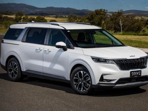 Kia Carnival 2024 lộ thêm thay đổi lớn: Đèn dọc kiểu Everest, chi tiết nội thất như Sorento