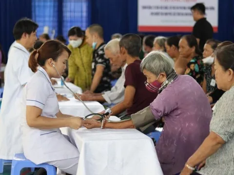 Khám bệnh, tư vấn sức khỏe miễn phí cho người thu gom phế liệu