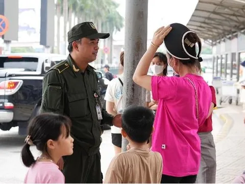 Đổi tiền tại sân bay, khách cầm nhầm 43 triệu đồng lên máy bay