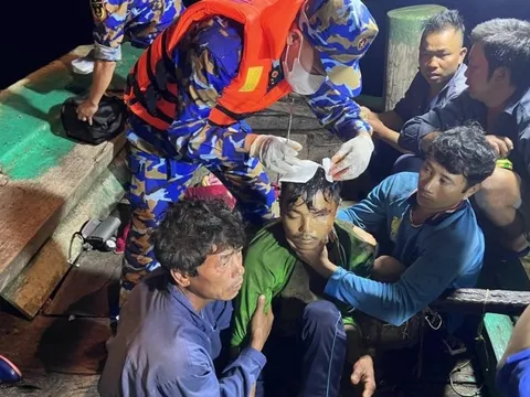 Tàu 215, Vùng 2 Hải quân cấp cứu ngư dân bị thương trên biển