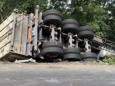 Bình Thuận: Xe đầu kéo lao xuống đèo lật nghiêng, tài xế tử vong