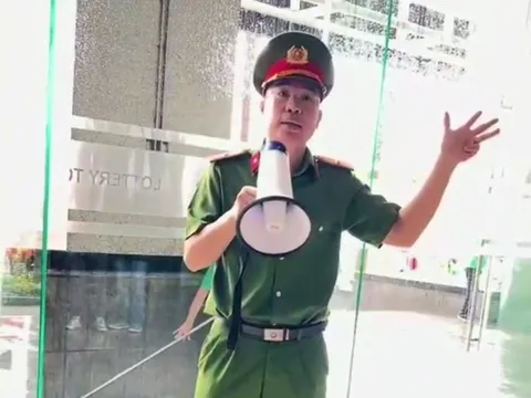 CLIP: Anh công an hướng dẫn phòng cháy chữa cháy gây bão mạng