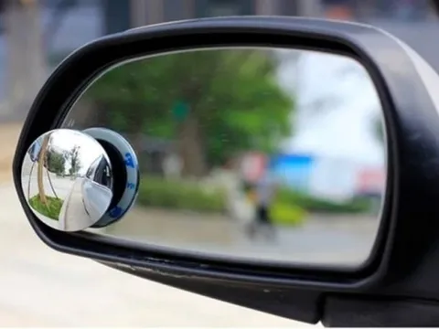 Có nên lắp gương cầu lồi vào kính chiếu hậu ô tô?